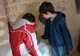 Les enfants cherchent le trésor caché au Palais de l'Île d'Annecy