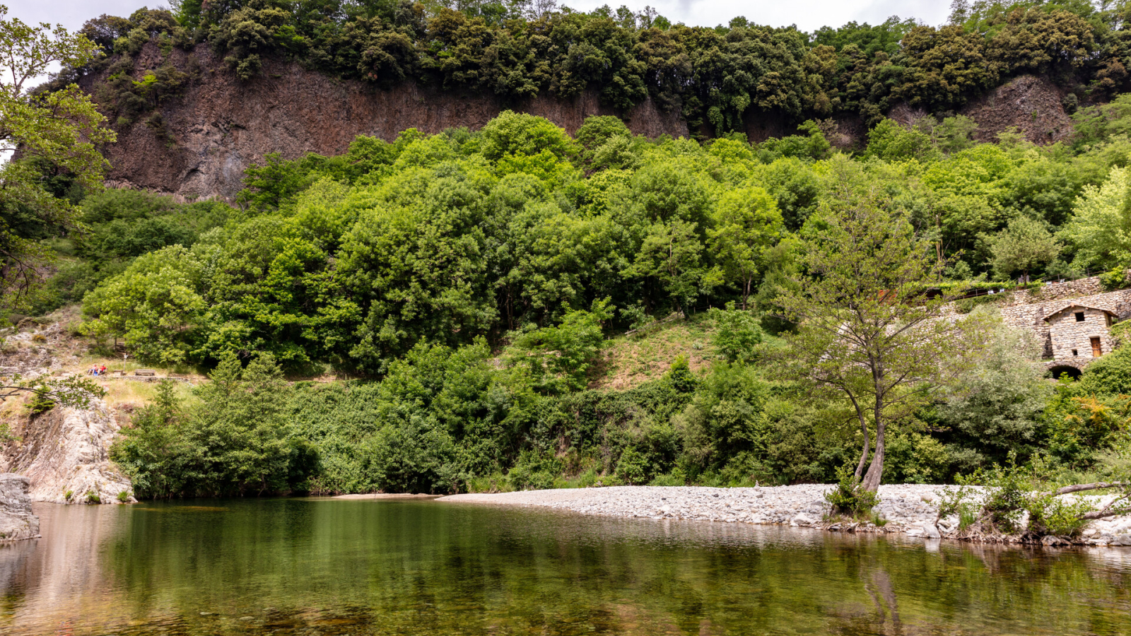 Rive de l'Ardèche au pont du diable à Thueyts en Ardèche