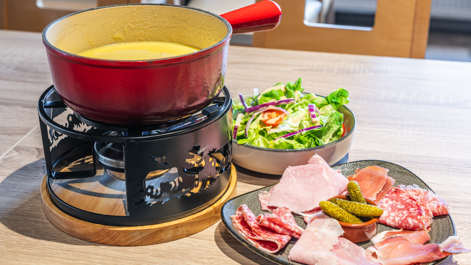fondue savoyarde et sa charcuterie, salade, cornichons