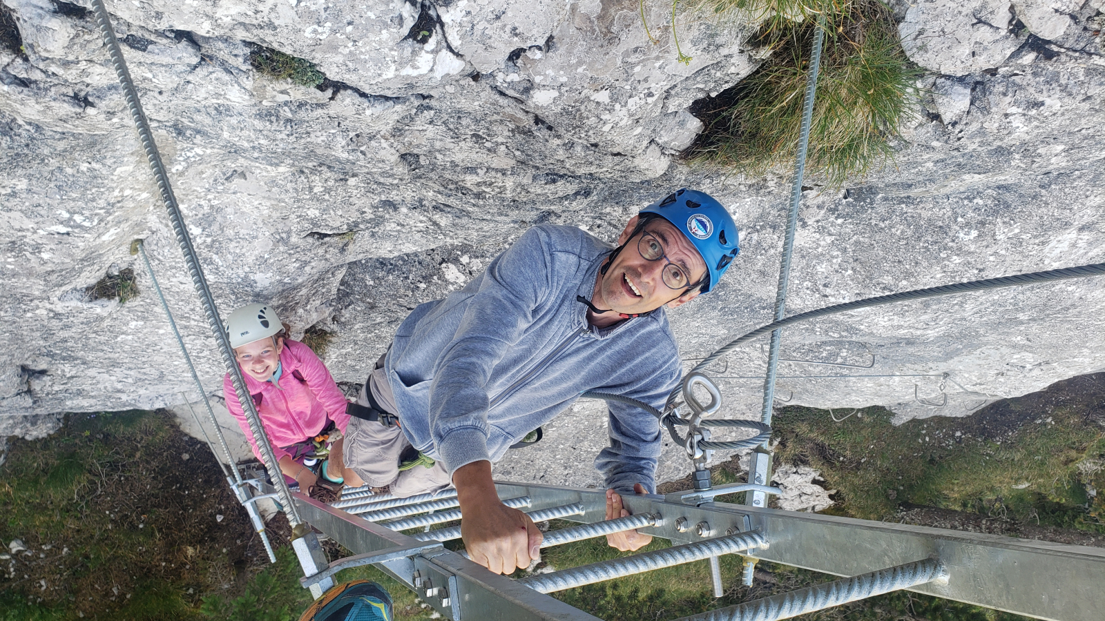 Sportifs en train de faire de la via Ferrata