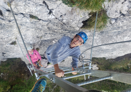 Sportifs en train de faire de la via Ferrata