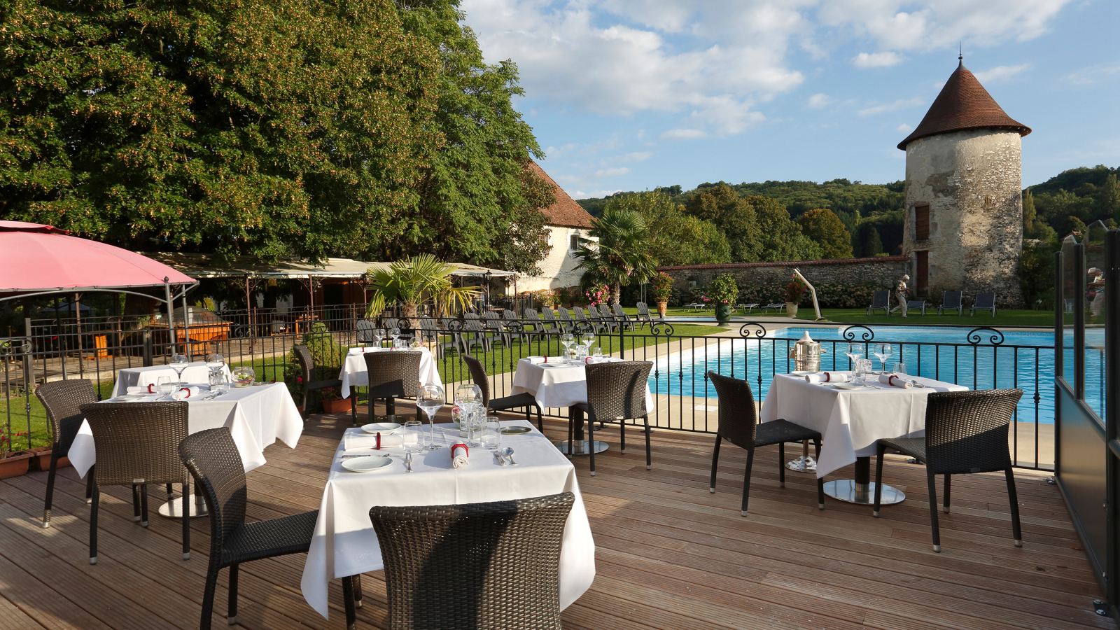 Terrasse La Capella - Hôtel Restaurant Le Château de Chapeau Cornu - Vignieu - Balcons du Dauphiné - Nord-Isère - à moins d'une heure de Lyon