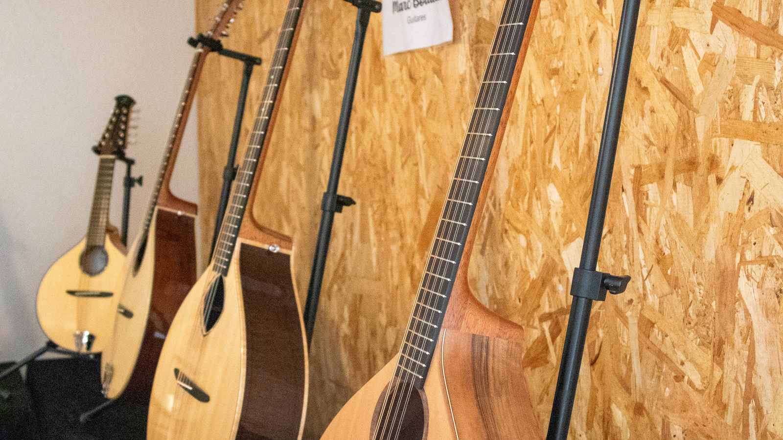 Bouzoukis exposés sur l'expostion de facteurs luthiers