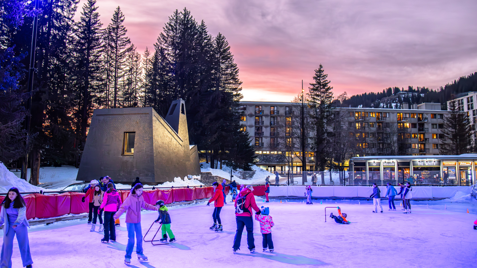 Patinoire du Forum au moment du coucher de soleil