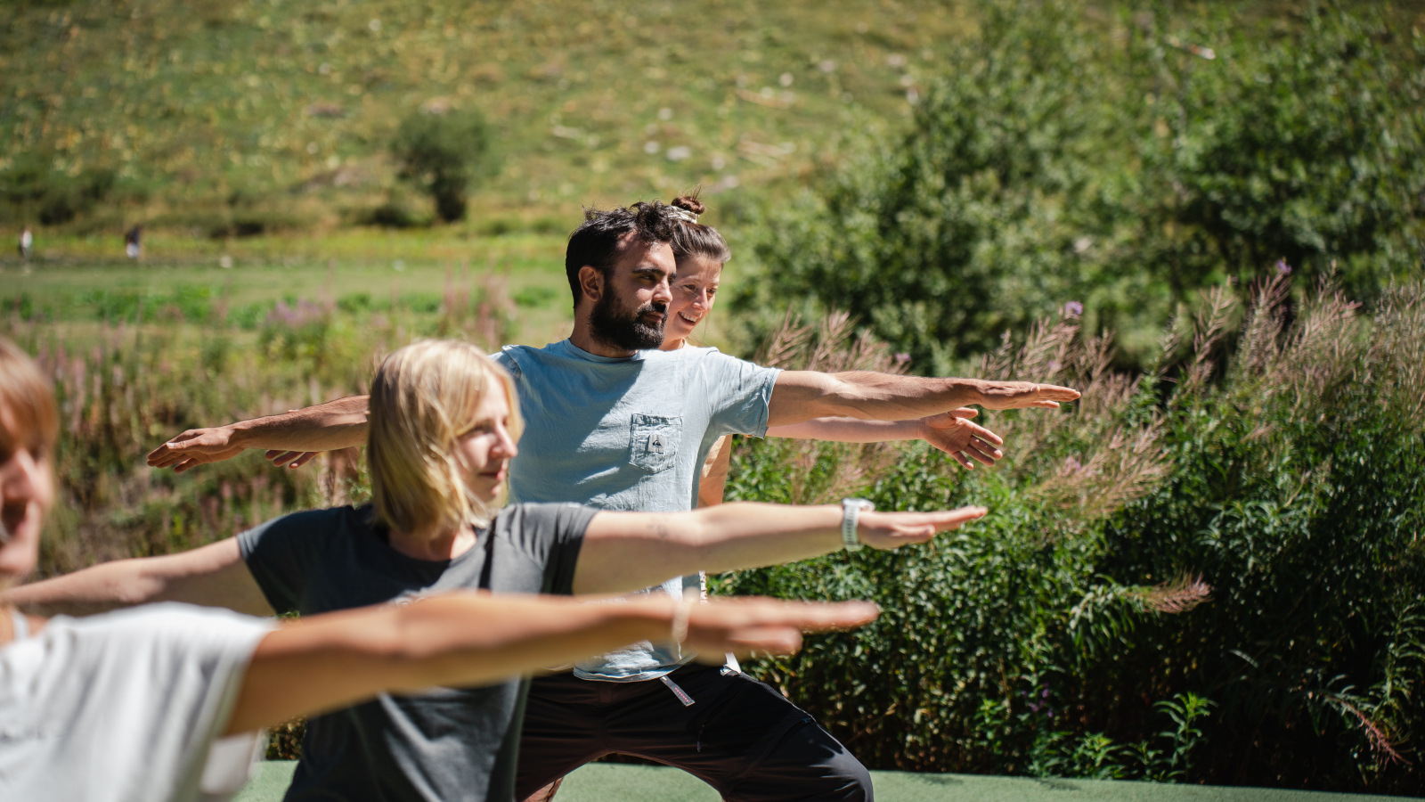 Cours de yoga en plein air dans la Vallée du Manchet à Val d'Isère en été