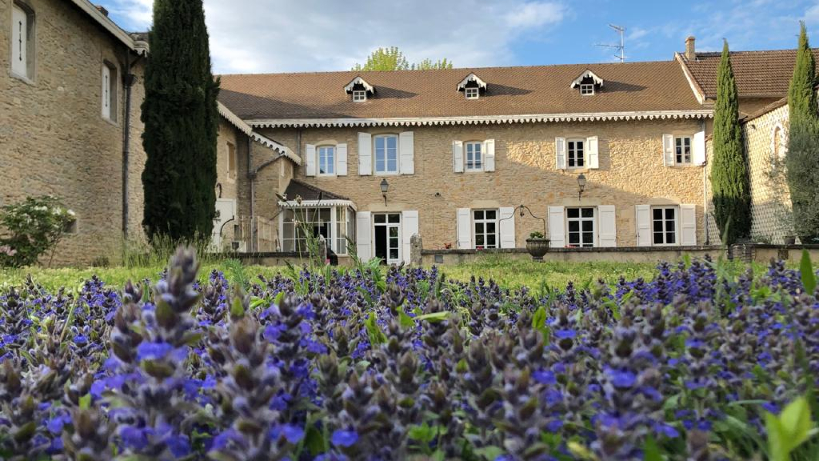 Vue extérieure Chambres d'hôtes Le Clos Ayanna à Crémieu  - Balcons du Dauphiné