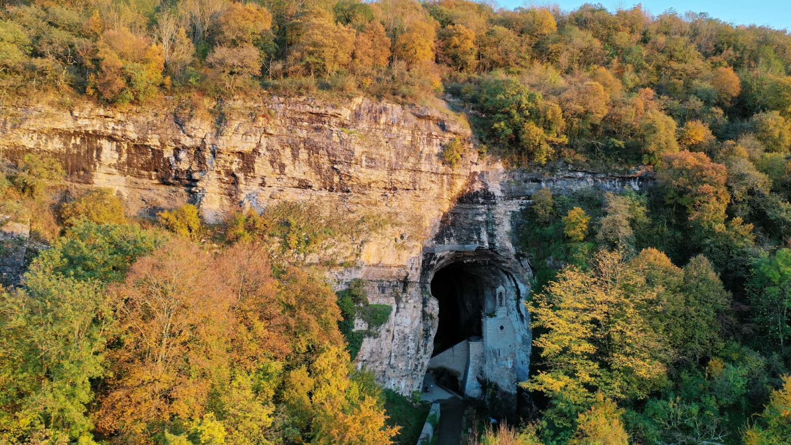 Entrée des Grottes vue du ciel - A moins d'une heure de Lyon