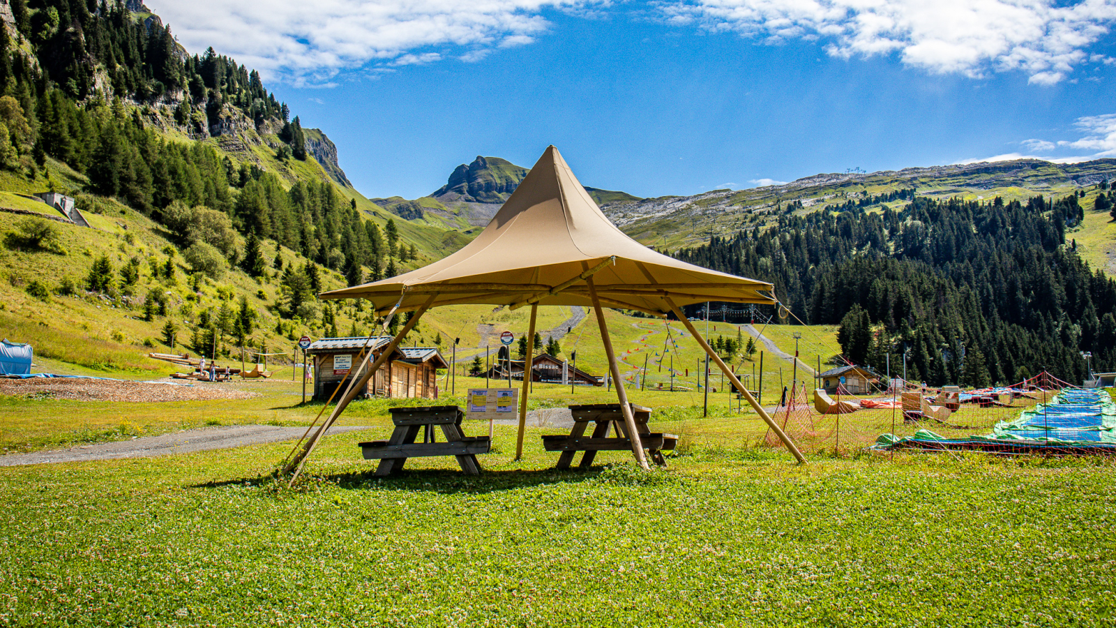 Deux tables de pique-nique couvertes