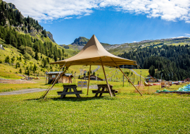 Deux tables de pique-nique couvertes