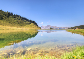 Vue de l'autre bout du lac sur la Pointe Percée en toile de fond