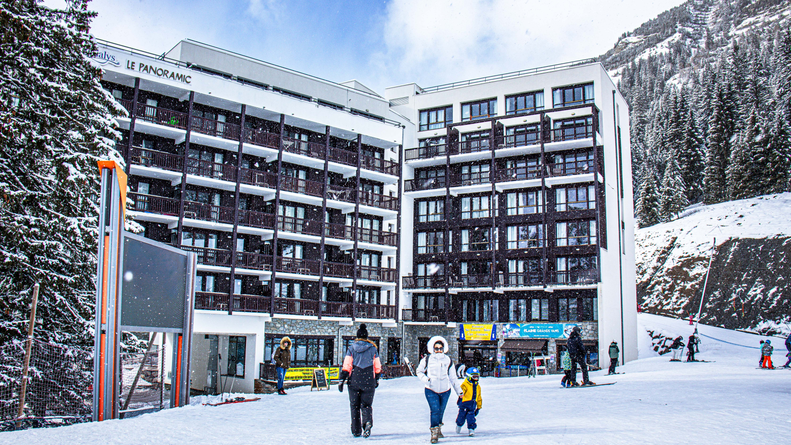 The residence seen from the start of the Flaine Forêt pistes