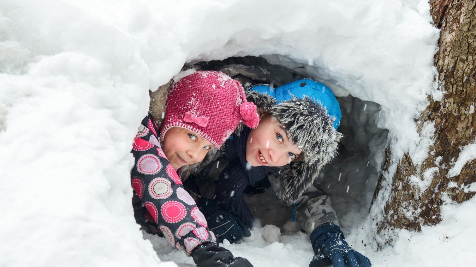 Enfants dans un igloo