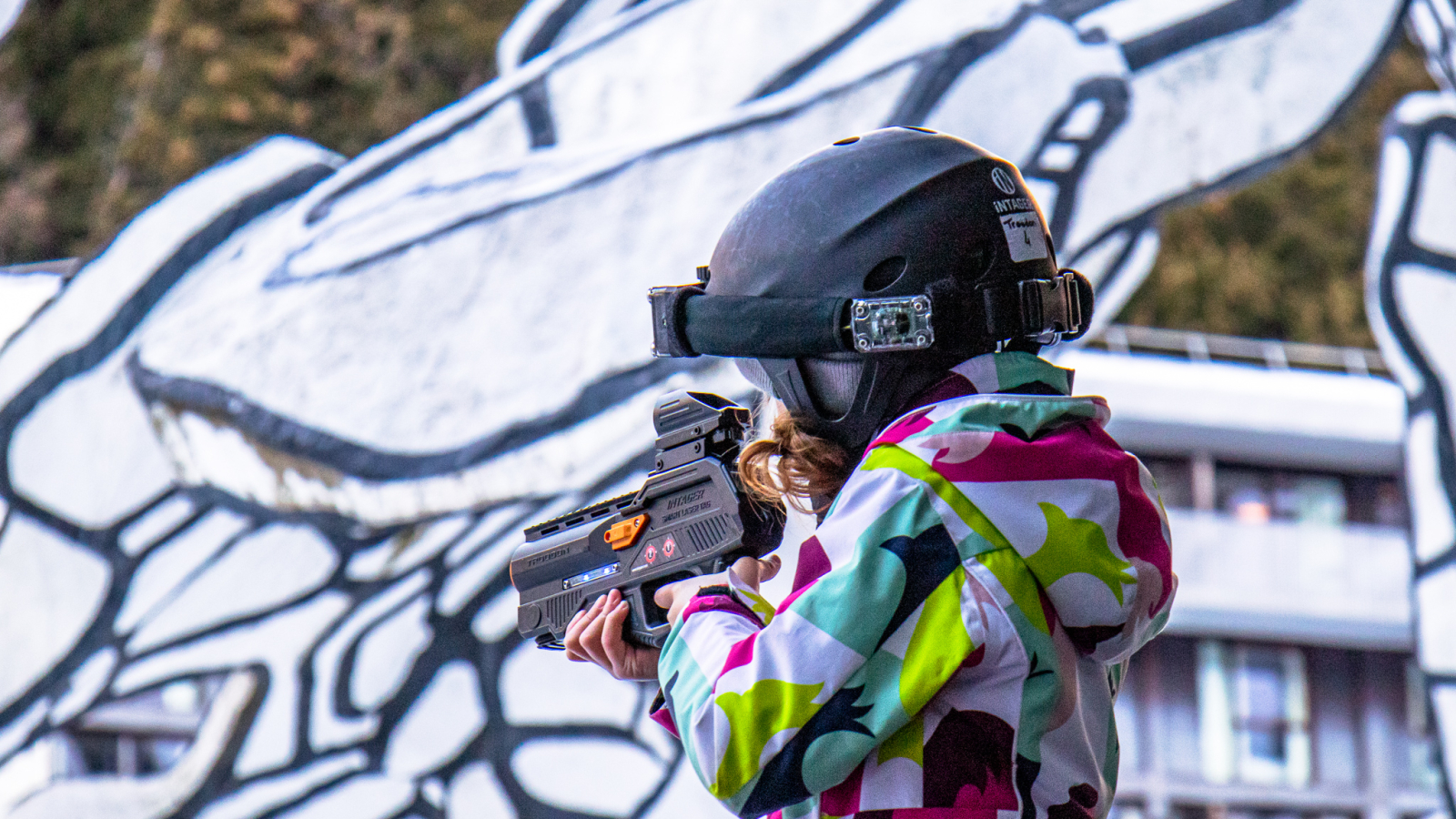 Un enfant jouant au laser game