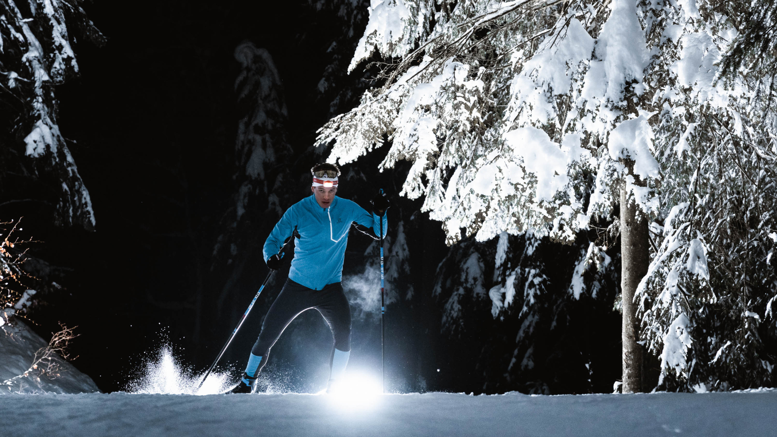 Pratiquant de ski nordique en nocturne abordant un virage