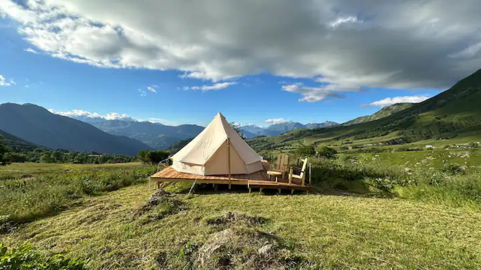 tipi avec vue sur les montagnes