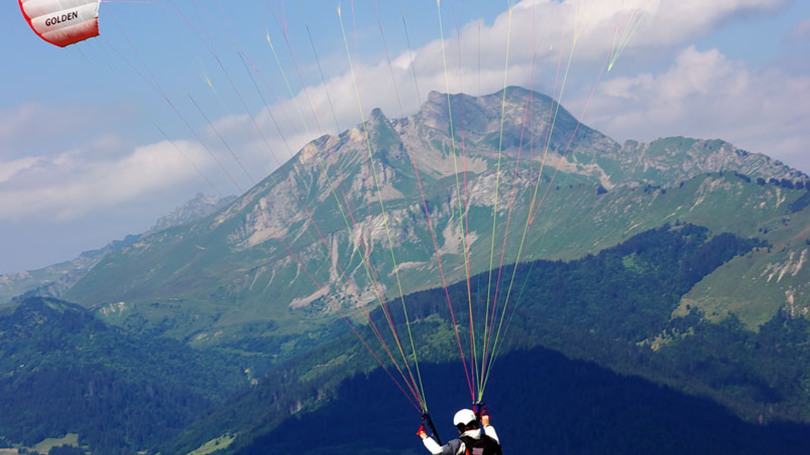 Vol parapente face au Roc d'Enfer