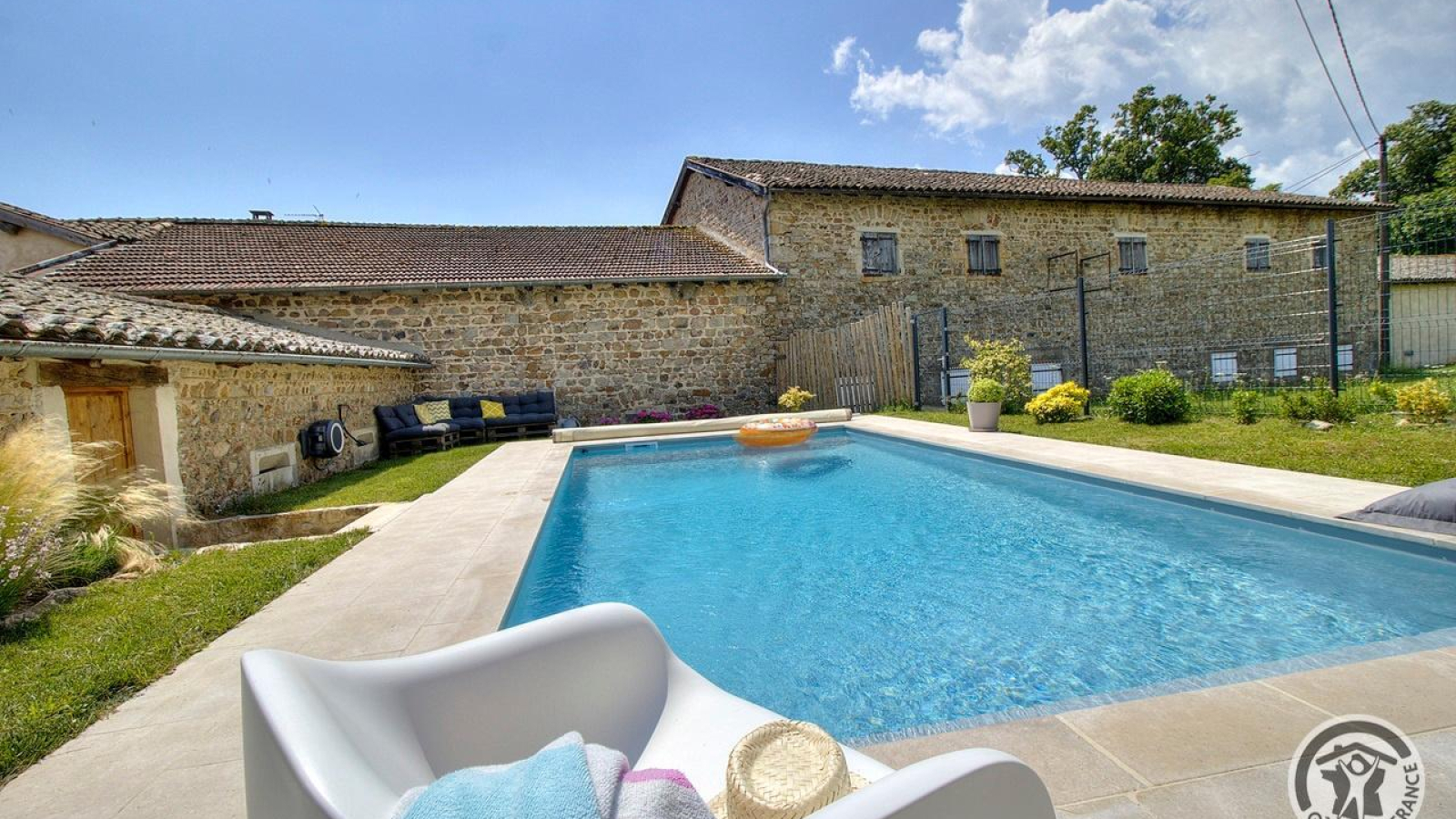 Grand gîte avec piscine 'Les Capréoles' sur un Domaine viticole à Régnié-Durette dans le Beaujolais - Rhône : la piscine (partagée).