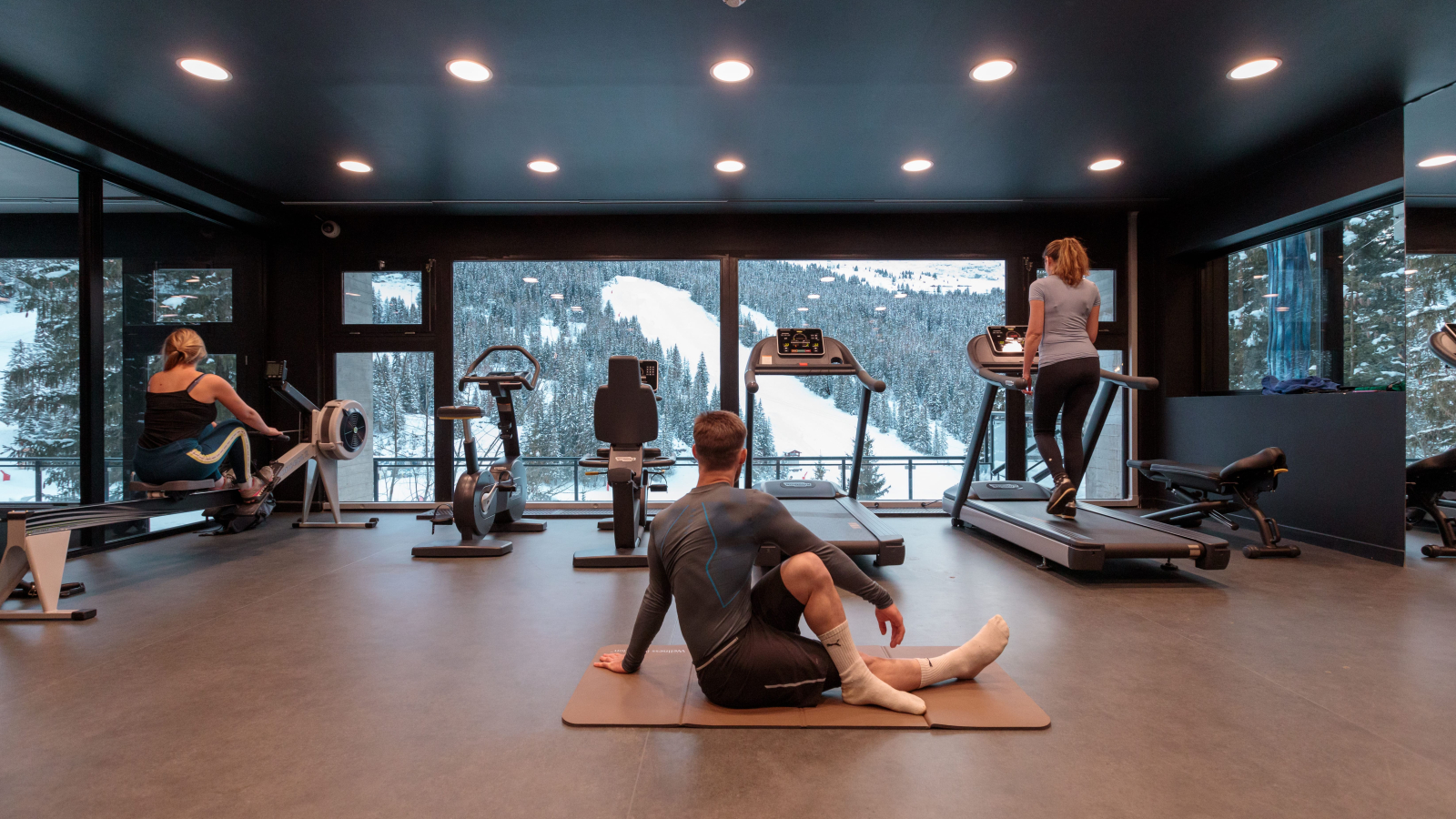 Salle de Fitness avec vue sur les montagnes