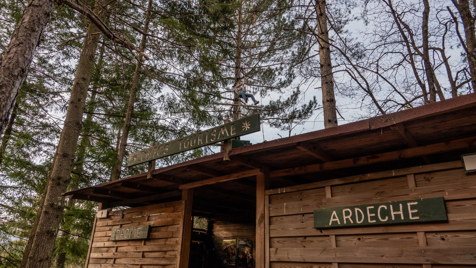 Jaujac - Accrobranche accroche toi aux branches - cabane accueil ©sourcesetvolcans