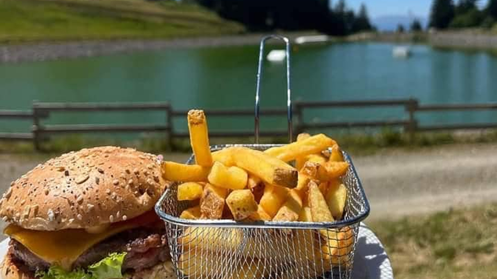 Photo burger snack Pieds dans l'eau lac Grenouillère Chamrousse