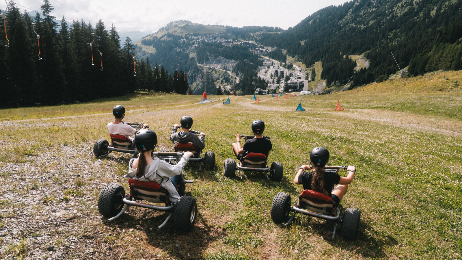 Groupe d'amis au sommet de la descente de Mountain Kart