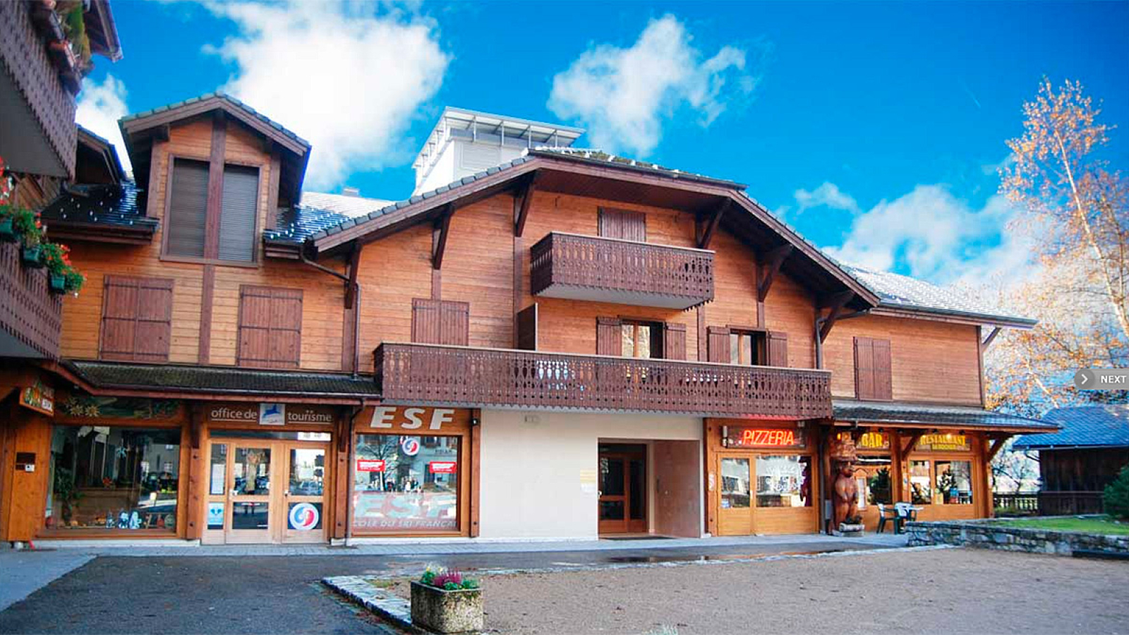 Idéalement situé sur la place du village