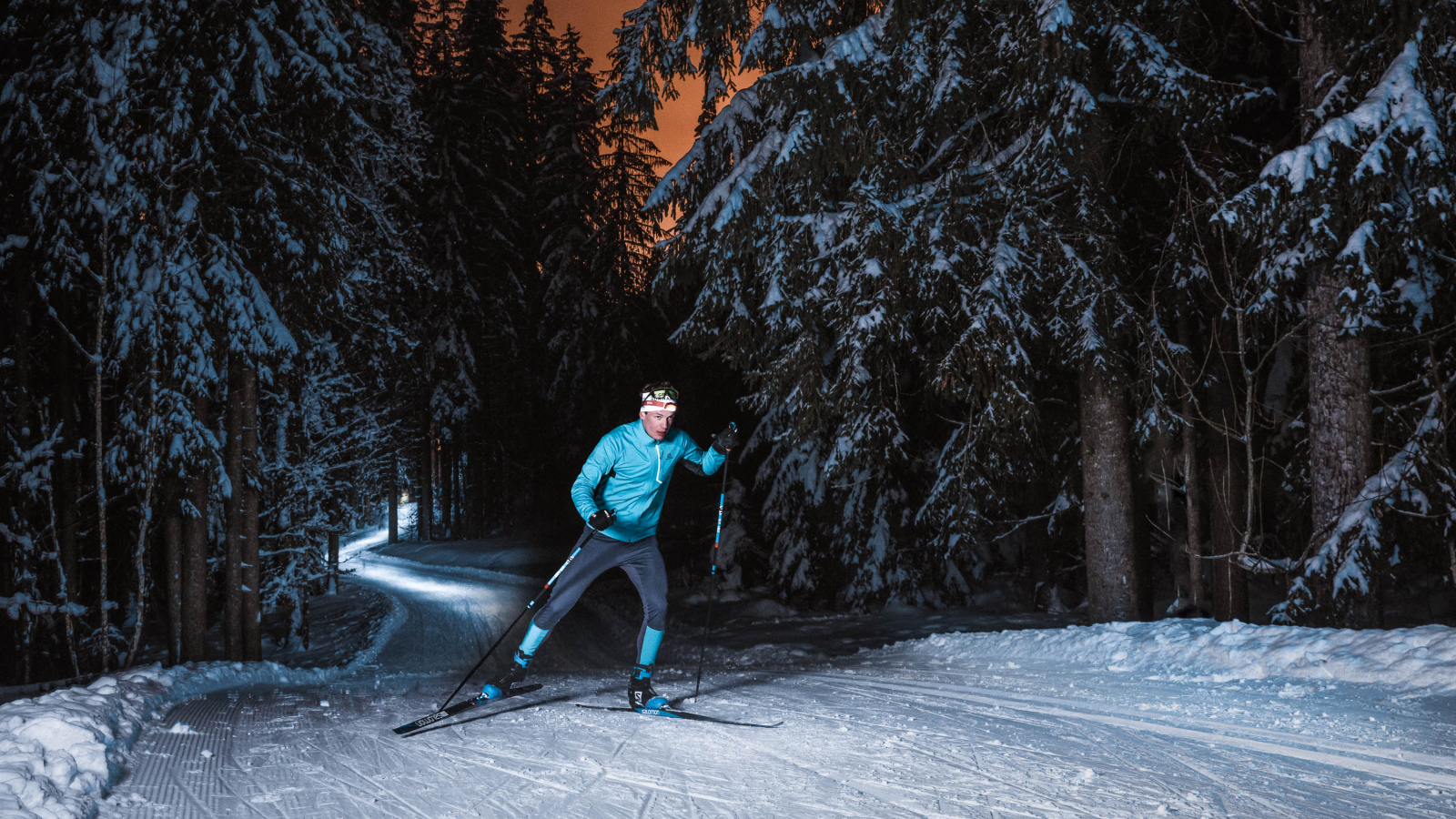 Skieur pratiquant le ski nordique en nocturne