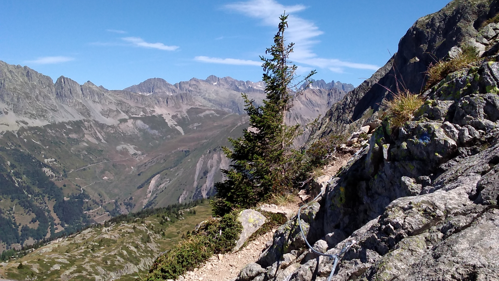 Câble sur le sentier qui mène au refuge