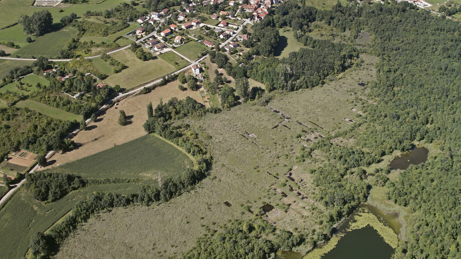 Vue aérienne sur Hière-sur-Amby, le Rhône et le lac d'Hières - Balcons du Dauphiné