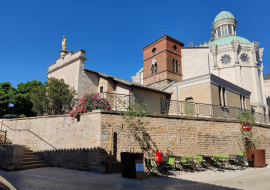 côté terrasse avec vue de la Basilique