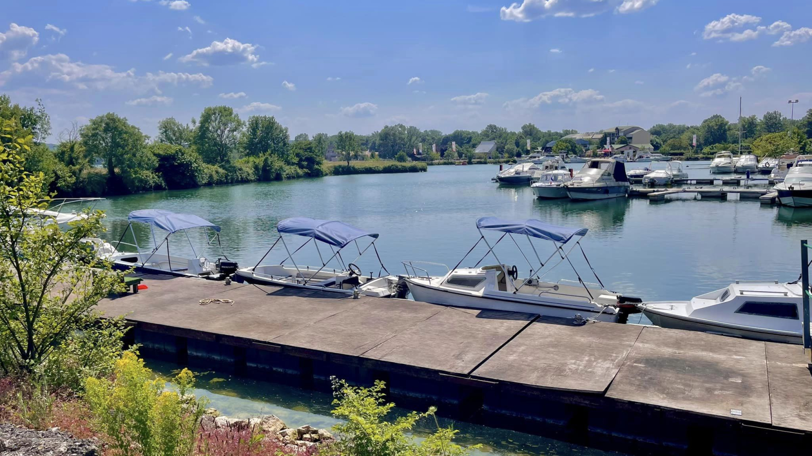 Location de bateau à la base de loisirs de la Vallée Bleue - à moins d'une heure de Lyon - Nord-Isère - Montalieu-Vercieu - Balcons du Dauphiné