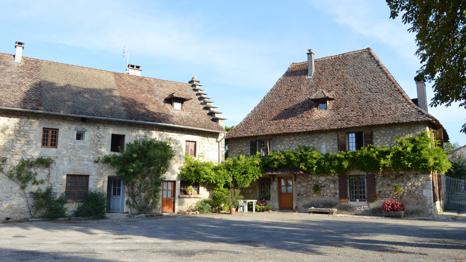 toits dauphinois et à mantelure à Creys-Mépieu - Balcons du Dauphiné - Nord-Isère - à moins d'une heure de Lyon