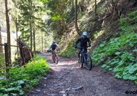 Excursion en VTTAE / E-Bike à Val d'Isère en été avec l'école de VTT Evolution 2