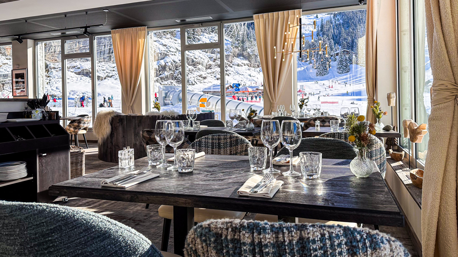 Salle du restaurant avec vue panoramique sur les pistes