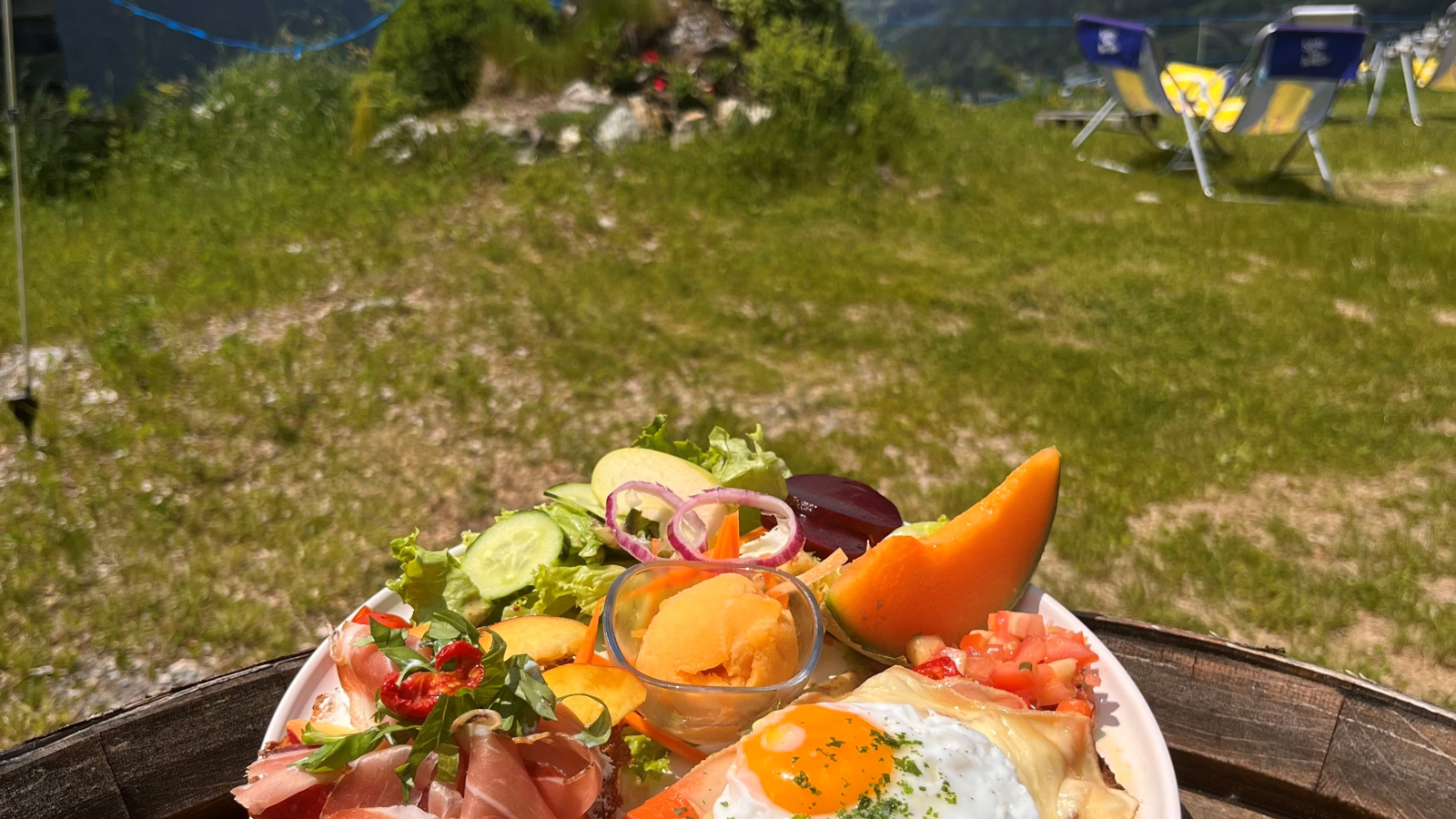 Croûte à l'oeuf servie sur la terrasse du restaurant