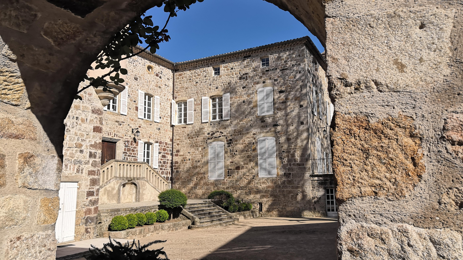 Thueyts - Château de Blou, côté rue de la fontaine ©sourcesetvolcans