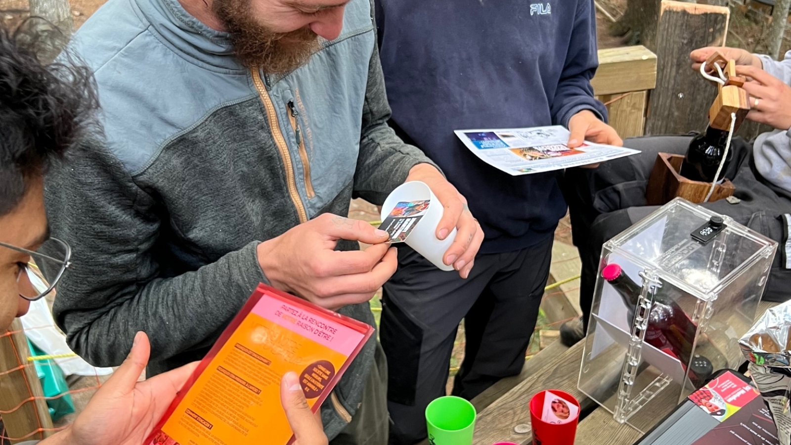 Participants escapae game en forêt