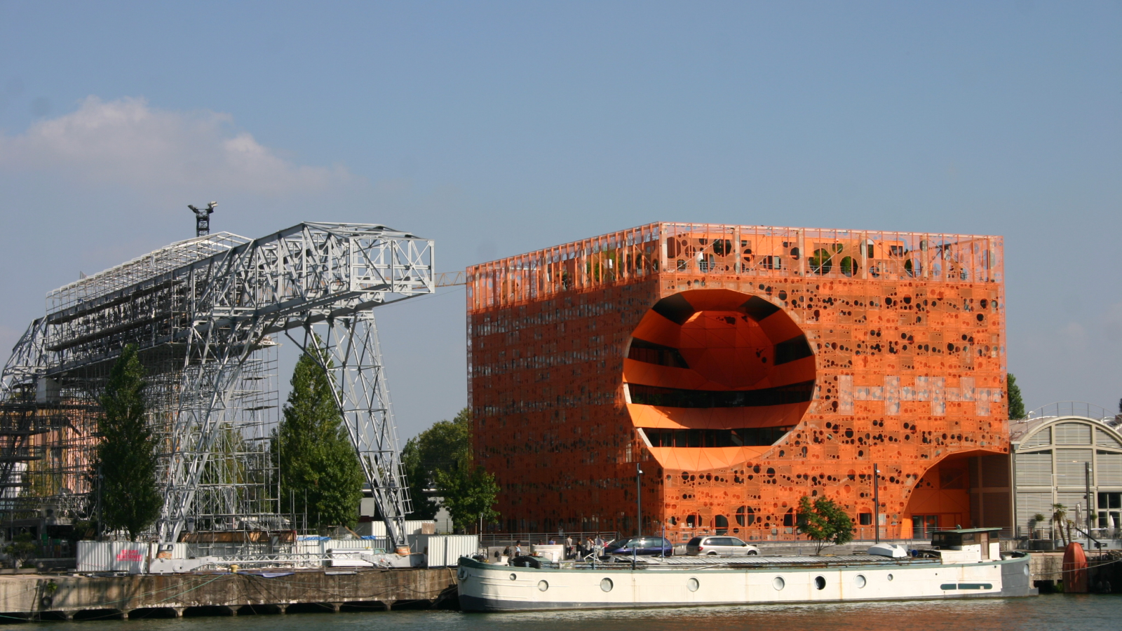 Le Cube Orange dans le city trek 'Confluence'