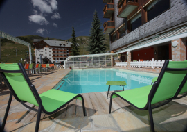 Piscine de l'Hôtel Les Soldanelles en été