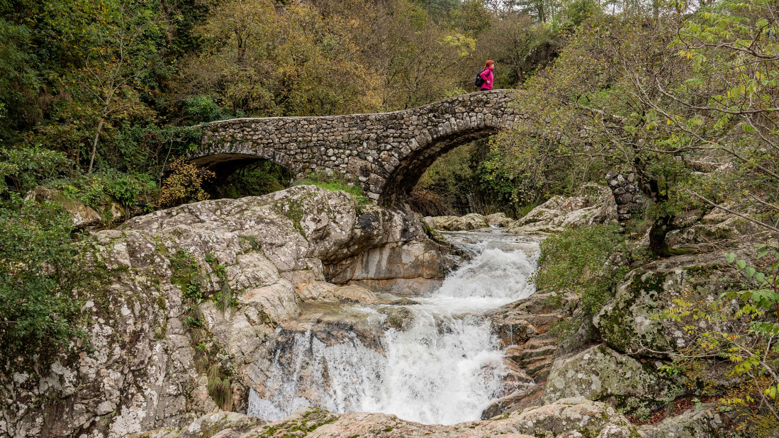 Jaujac - Pont romain à l'automne ©sourcesetvolcans