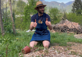 arnaud vient de planter une nouvelle plante