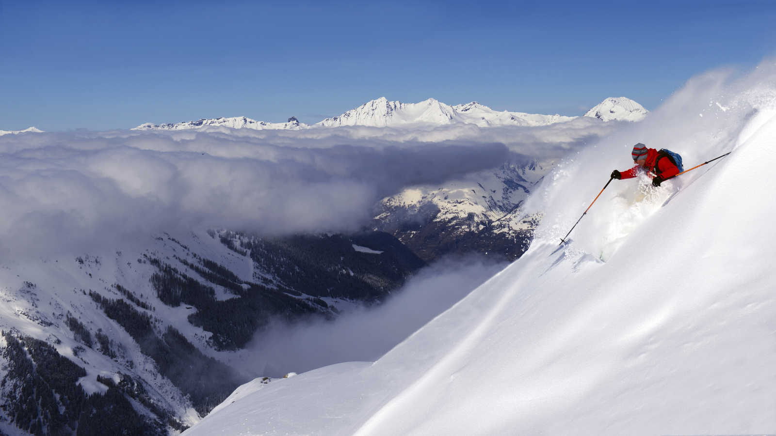 Un skieur évoluant en ski hors-piste sur le territoire Santaférain.