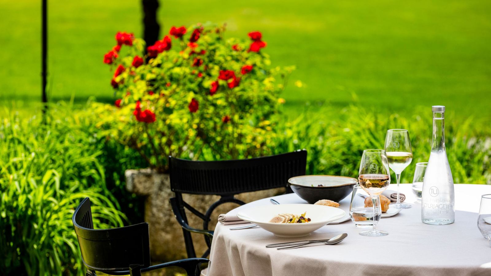 Table dressée dans le jardin extérieur