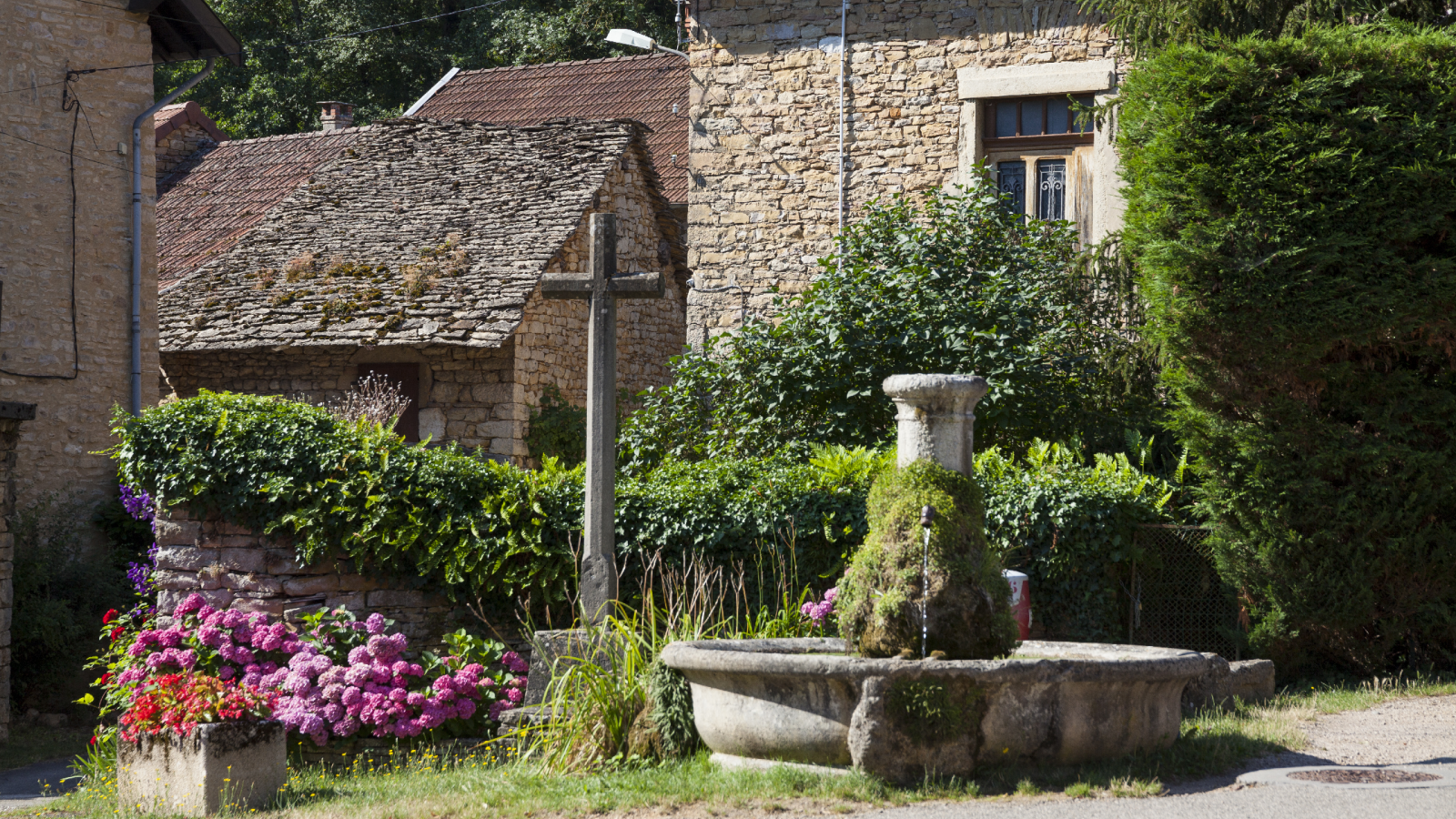 Vue sur le petit patrimoine de Vernas - Balcons du Dauphiné