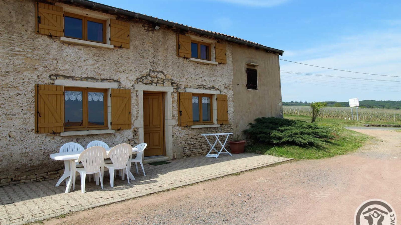 'Gîte Passot' à Morancé dans le Beaujolais - Rhône : terrasse devant le gîte.