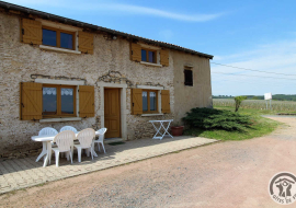 'Gîte Passot' à Morancé dans le Beaujolais - Rhône : terrasse devant le gîte.