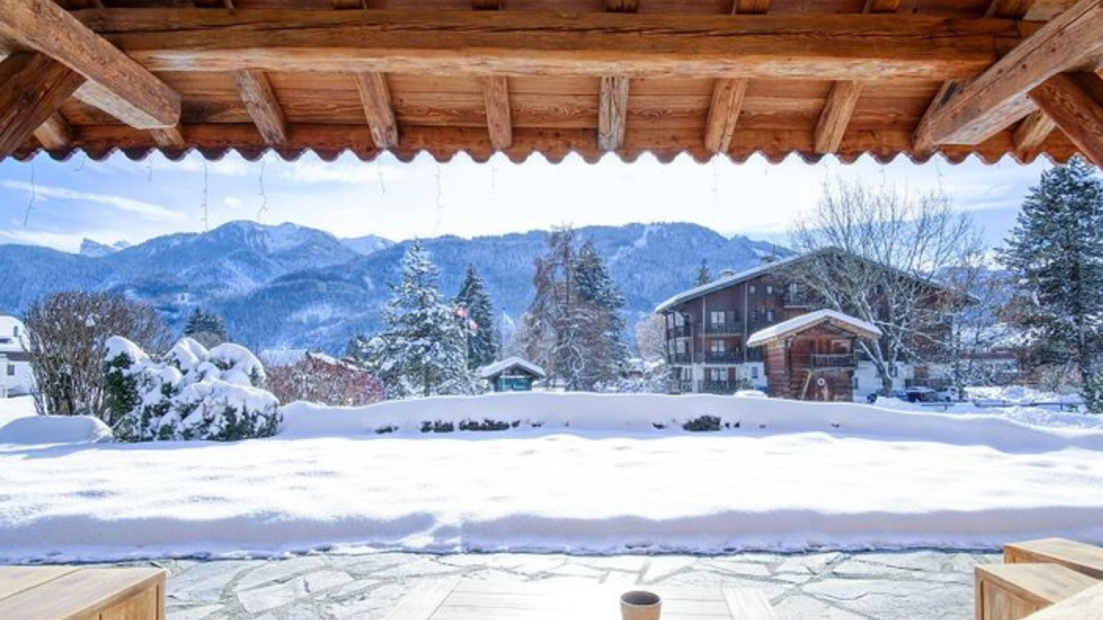 Vue sur le jardin depuis la terrasse en hiver