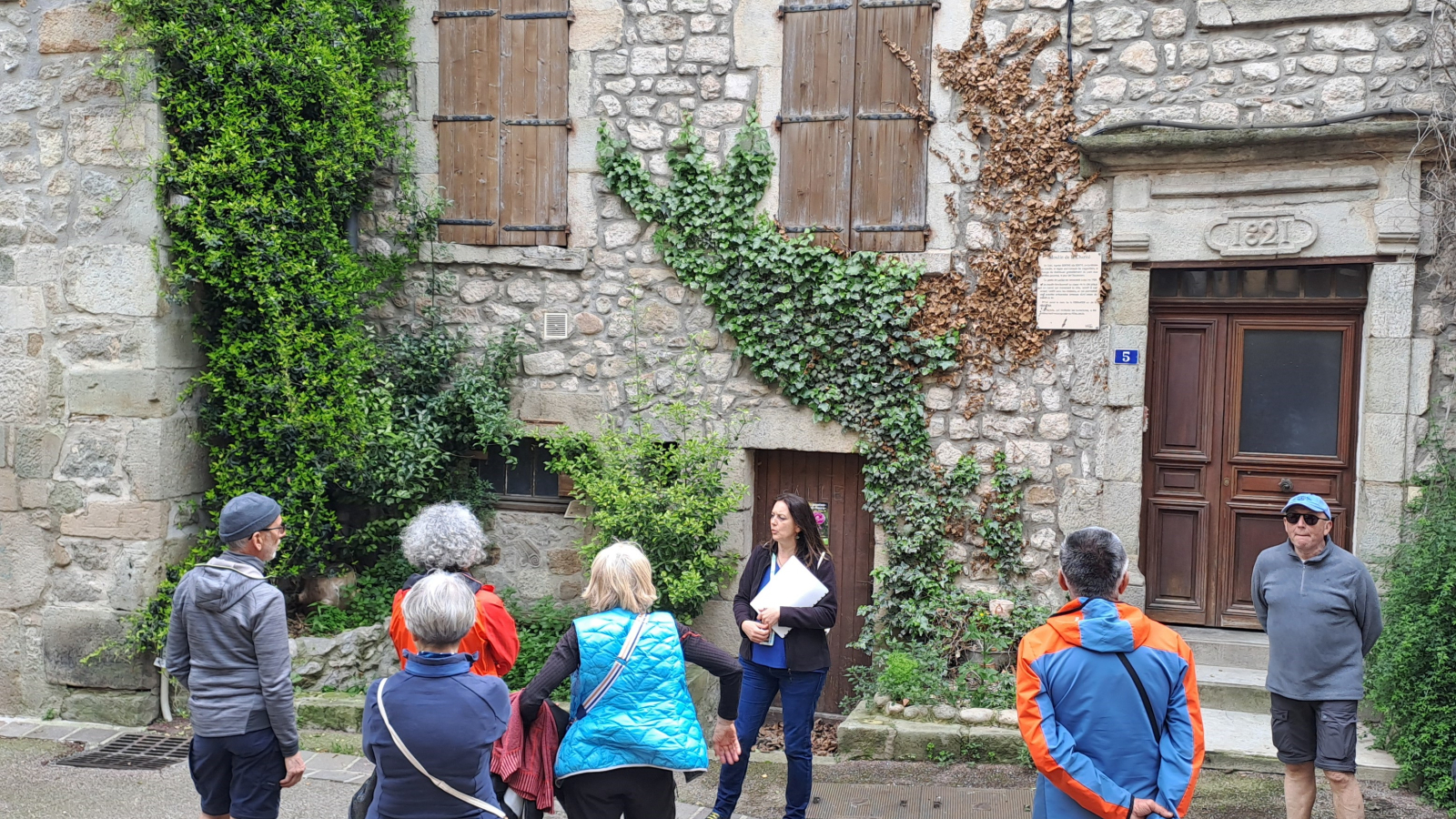 laurie nicolas guide sud ardeche avec un groupe