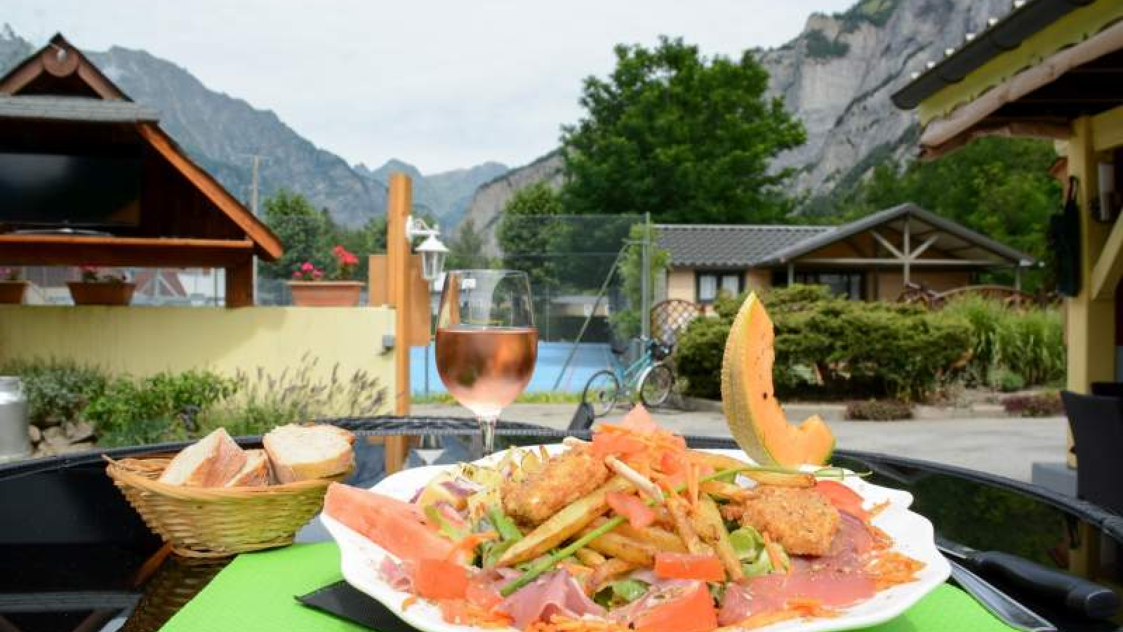 Assiette bien garnie accompagnée par un verre de rosé