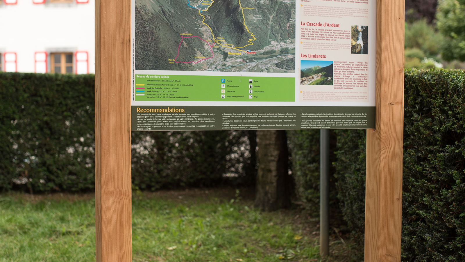 Panneau départ de sentier derrière la mairie de Montriond